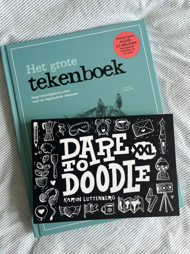 Twee tekenboeken: "Het grote tekenboek" en een boek over doodlen.