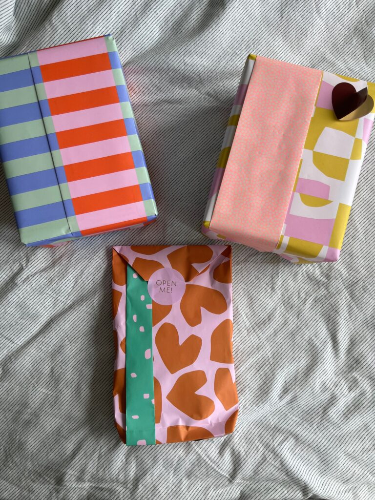 Drie voorbeelden van ingepakte cadeaus.